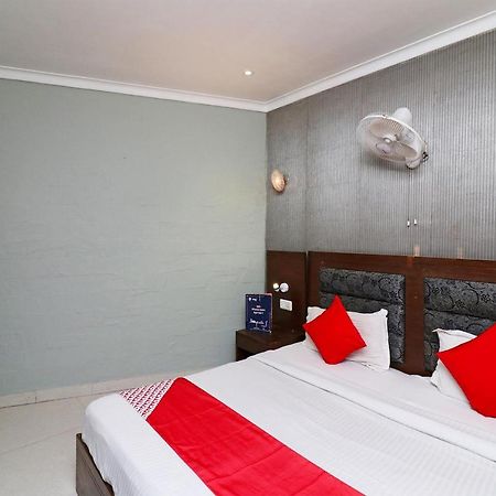 Oyo Hotel Metro Tower Near Ambience Mall New Delhi Eksteriør bilde